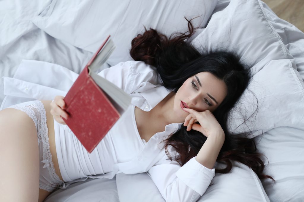 Découvrez 10 livres incontournables pour explorer votre sexualité; mieux comprendre votre désir et vous reconnecter à vous-même. Des ouvrages sur le slow sex, la libération du plaisir féminin et la guérison des traumas. A lire absolument !